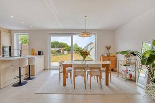 This new-build home (2025) is centrally located in the heart of Zingem (Kruisem), within walking distance of many facilities (schools, shops, bakery, butcher shop, public transport,...). <br />The house is stylishly decorated and has 3 bedrooms (with the possibility of a 4th room). <br />Furthermore, this house is very energy efficient with an EPC A and you enjoy a lot of comfort: indoor garage, floor heating and solar panels. An advantage is the large garden with a terrace!<br /><br />(!) sale under registration fees. No VAT applies. <br /><br />LAYOUT OF THE HOUSE:<br />Ground floor:<br />* entrance hall with guest toilet<br />* bright living space<br />* open kitchen with island<br />* indoor garage with laundry <br />* spacious garden with terrace<br /><br />First floor: <br />* bedroom 1<br />* bedroom 2<br />* bedroom 3<br />* bathroom with walk-in shower and bath<br />* separate toilet <br /><br />Second floor: <br />* access via a fixed staircase<br />* to be further set up<br />* possibility of extra rooms<br /><br />GENERAL INFORMATION:<br />* EPC A (BEN home)<br />* sales under registration fees (no VAT)<br />* floor heating (natural gas)<br />* solar panels available<br />* electricity is compliant<br />* city water<br />* rainwater 10,000 l <br />* ventilation available<br />* shutters available <br /><br />The property is offered through the Pre-sale formula. On 27/08/2026 between 17:00 and 18:30, you can come visit the house by appointment and make an offer. The listed price is a starting price. For further information, please contact the property agent.<br /><br />Register of measures: no