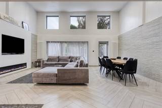 <p><span>Gerenoveerd handelshuis met 4 tot 6 slaapkamers en zonnige tuin.</span></p><p><span> </span></p><p><span>Wonen en werken op één toplocatie!<br />In de Kapelstraat te Hoboken bieden wij dit ruime handelshuis aan met tal van mogelijkheden. De woning beschikt over een royale, lichtrijke leefruimte, maar liefst 4 tot 6 slaapkamers en een prachtige zonnige tuin. Ideaal voor wie wonen en ondernemen wil combineren, een vrij beroep uitoefent of op zoek is naar een ruime gezinswoning met extra mogelijkheden. <br /><br />Dankzij de centrale ligging geniet u van een vlotte bereikbaarheid en nabijheid van winkels, openbaar vervoer en scholen.</span></p><p><span> </span></p><h3><span>Gelijkvloers</span></h3><p><span>Op het gelijkvloers bevindt zich een ruim handelspand van Ca. 90m², ideaal voor commerciële activiteit of vrij beroep. Aansluitend vindt u een royale, lichtrijke leefruimte met open keuken, uitgerust met alle hedendaags comfort.<br />Verder is er een apart toilet en directe toegang tot de prachtige, zonnige tuin een absolute meerwaarde in deze omgeving.<br />Bovendien is er een mezzanine, perfect in te richten als bureauruimte, atelier of extra leefruimte.</span></p><h3><span>Eerste verdieping</span></h3><p><span>De eerste verdieping beschikt over 4 volwaardige slaapkamers, een badkamer en een praktische berging met aansluitingen voor wasmachine en droogkast.</span></p><h3><span>Tweede verdieping</span></h3><p><span>De zolderverdieping is momenteel nog niet afgewerkt, maar biedt met wat afwerking de mogelijkheid tot het creëren van 2 extra slaapkamers of een hobbyruimte of bureau.</span></p><p><span> </span></p><p><span>Extra </span></p><p><span> </span></p><p><span>- Gunstig EPC C</span></p><p><span>- Gerenoveerd in 2022</span></p><p><span> </span></p><p><span> </span></p>