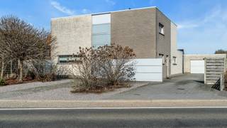 Stap binnen in deze moderne vrijstaande woning aan de Kaulillerweg 130 in Bocholt, waar hedendaagse architectuur, comfort en ruimte perfect samenkomen. Deze stijlvolle woning uit 2012 biedt een aangename woonomgeving en is gelegen op een perceel van 7a 26ca. Met vier volwaardige slaapkamers en een ruime leefruimte is dit de ideale gezinswoning voor wie rustig wil wonen zonder in te boeten aan bereikbaarheid en voorzieningen.<br /><br />Bij het betreden van de woning komt u terecht in een ruime inkomhal die meteen een gevoel van openheid en licht creëert. De woning beschikt over een grote, lichtrijke leefruimte met een gezellige woonkamer en een ruime eetplaats. Dankzij de grote raampartijen geniet u hier de hele dag van veel natuurlijke lichtinval en een mooi zicht op de tuin. Aansluitend bevindt zich de moderne, volledig uitgeruste keuken, waar koken en samen genieten centraal staan. De open indeling zorgt voor een aangename verbinding tussen keuken, eetruimte en zithoek, waardoor deze leefruimte het hart van de woning vormt.<br /><br />De woning beschikt over vier ruime slaapkamers, waardoor er voldoende plaats is voor een gezin, een thuisbureau of hobbyruimte. Daarnaast werd bij de bouw veel aandacht besteed aan comfort en gebruiksgemak. Zo is de benedenverdieping uitgerust met aangename vloerverwarming en beschikt de woning over een centraal stofzuigersysteem. De elektriciteit is bovendien volledig conform de huidige wetgeving, wat extra zekerheid biedt voor de toekomstige bewoners.<br />Buiten beschikt het pand over een vrijstaande garage en een ruime oprit die toegankelijk is via een elektrische poort. Het perceel is volledig omheind, wat zorgt voor privacy en veiligheid. De tuin biedt voldoende ruimte om te ontspannen, te spelen of gezellig buiten te genieten.<br /><br />Ook de ligging is een grote troef. De woning bevindt zich op een vlotte locatie nabij het centrum van Bocholt, waardoor winkels, supermarkten, scholen en andere dagelijkse voorzieningen gemakkelijk bereikbaar zijn. In de omgeving bevinden zich verschillende handelszaken en supermarkten, waardoor u voor uw dagelijkse boodschappen nooit ver hoeft te rijden.<br /><br />Daarnaast staat Bocholt bekend om zijn rustige en groene karakter. De gemeente ligt in het prachtige natuurgebied KempenBroek, een uitgestrekt grensoverschrijdend natuurgebied met bossen, heide, vennen en beekvalleien. Hier vindt u tal van fiets- en wandelroutes waar u volop kan genieten van rust, natuur en open landschappen.<br />Ook op culinair vlak heeft de omgeving heel wat te bieden. In en rond Bocholt vindt u verschillende gezellige brasseries, restaurants en cafés waar u kan genieten van zowel klassieke Belgische keuken als internationale gerechten. Van een gezellige lunch tot een uitgebreid diner: er is voor ieder wat wils. Daarnaast zijn er ook diverse bakkers, cafés en lokale handelszaken die bijdragen aan het aangename dorpsleven.<br /><br />Neem gerust een kijkje in de 3D-tour en wandel alvast virtueel door de ruimte - wel zo makkelijk én leuk!<br />https://my.matterport.com/show/?m=V2fAkXDwaNH<br /><br />STEDENBOUWKUNDIGE INFORMATIE:<br />- Stedenbouwkundige vergunning ontvangen: JA<br />- Stedenbouwkundige bestemming: Woongebied<br />- Verkavelingvergunning: NEEN<br />- Voorkooprecht RUP: NEEN<br />- Dagvaarding voor inbreuk op de stedenbouwkundige voorschriften: NEEN<br />- Overstromingsgevoeligheid van uw vastgoed:<br />P-score: A<br />G-score: A<br />EPC: A label, 97 kWH/m²<br />Certificaatcode: 20260310-0003819984-RES-1<br /><br />Wens jij deze woning te bezichtigen? Aarzel niet en neem contact met ons op, we staan voor je klaar!<br />Tel.: 0032 497 84 48 80<br />E-mail: info@caenenvastgoed.be<br /><br />Tot binnenkort!