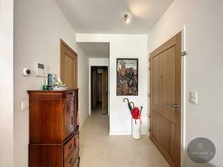 Dit appartement is gelegen vlakbij de Zeedijk van Duinbergen, Knokke-Heist. <br />Allerlei faciliteiten in de nabije omgeving, op wandelafstand. <br /><br />Een recente bouw, energiezuinig en een praktische indeling. <br />Indeling als volgt: Inkomhal met gastentoilet en vestiaireruimte, woonkamer met open ingerichte keuken, aansluitend een zonnig terras. <br />Achteraan het appartement is een wasplaats, 3 volwaardige slaapkamers, een badkamer en een tweede terras. <br /><br />UITERST GOEDE LIGGING!