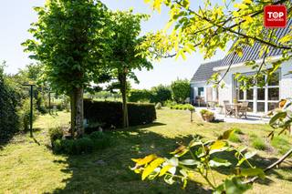 Gelegen in het charmante Astene, een deelgemeente van Deinze, geniet deze op te frissen woning van een uitstekende ligging waar rust en...