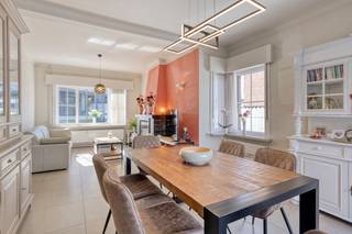 Discover this ready-to-move-in, semi-open 4-bedroom house in a prime location in Waregem.Perfectly located near the bustling center and with an...