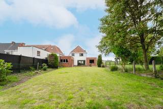 Ontdek deze unieke bouwkans in een zeer rustige en groene omgeving in Waregem. Het geheel bestaat uit twee percelen met een totale oppervlakte van ca. 1.320 m²:<br />Perceel 1: ± 800 m² bouwgrond<br />Perceel 2: ± 520 m² met bestaande woning<br /><br />De aanwezige woning kan gerenoveerd worden of maakt plaats voor een volledig nieuw project. Dankzij de interessante ligging en de ruime oppervlakte biedt deze eigendom tal van mogelijkheden.<br />✔ Zeer rustige en landelijke omgeving<br />✔ Ideaal voor villabouw of een ruime gezinswoning<br />✔ Interessante projectgrond met potentieel voor 3 à 4 aaneengesloten woningen (onder voorbehoud van stedenbouwkundige goedkeuring)<br />✔ Vlotte bereikbaarheid<br /><br />Een unieke opportuniteit voor zowel particulieren als projectontwikkelaars die op zoek zijn naar een toplocatie met tal van mogelijkheden.<br /><br />Interesse? Contacteer ons voor meer informatie of een bezoek ter plaatse.<br /><br />REF.: LS/26071/K