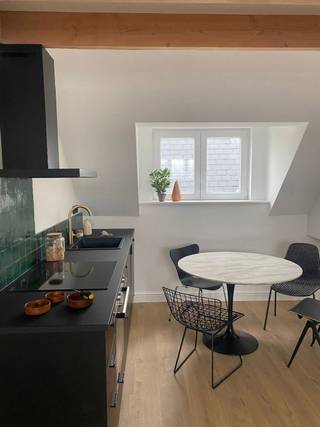 Deze volledig gerenoveerde studio bevindt zich in de Lucas de Heerestraat, een centrale en gegeerde ligging in Gent. Dankzij de vlotte bereikbaarheid en de nabijheid van het stadscentrum, openbaar vervoer, winkels en verschillende onderwijsinstellingen vormt deze studio een ideale uitvalsbasis voor studenten, starters of een interessante investering. <br /><br />De studio is gelegen op het gelijkvloers en werd volledig nieuw gerenoveerd. De studio beschikt over een moderne keuken, uitgerust met een vaatwasmachine, koelkast en inductiekookplaat. Daarnaast is er een aparte privatieve badkamer met douche en lavabo. <br /><br />Als extra troef beschikt het gebouw over een gemeenschappelijke garage voor fietsen en vuilnisbakken. <br /><br />Dankzij de volledige renovatie, het uitstekende EPC-label A en de centrale ligging is deze studio een interessante opportuniteit voor wie op zoek is naar een instapklare woonoplossing of een investering in Gent.<br /><br />Zeer geschikt voor: studenten, starters, ouders met studerende kinderen en investeerders.<br /><br />De weergegeven foto's zijn referentiefoto's. <br /><br />Voor meer informatie of een bezoek, contacteer Jarno via 0473 28 42 26 of via info@vicusvastgoed.be.