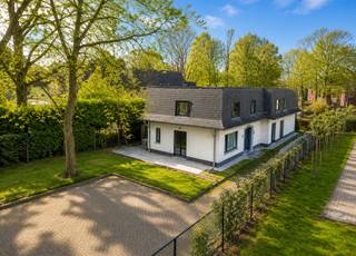 In de Eekhoornstraat 14 te 9100 Sint-Niklaas bevindt zich dit uitzonderlijk opbrengsteigendom op een bijzonder gunstige ligging in een zeer rustige en groene woonomgeving met een uitgesproken landelijk karakter. U geniet hier van een zeldzame combinatie van absolute rust, omringd door natuur en groen, terwijl u tegelijk profiteert van bijzonder vlotte invalswegen richting de omliggende gemeenten en de snelle verbindingen naar de E17 en E34, waardoor zowel Antwerpen, Gent als de bredere regio van het Waasland uitstekend bereikbaar zijn.<br /><br />Dit gebouw betreft een volledig opbrengsteigendom bestaande uit drie studio’s en twee appartementen, verdeeld over de busnummers 14 bus 1 tot en met bus 5, en vormt een bijzonder interessante opportuniteit voor investeerders die op zoek zijn naar een stabiel en aantrekkelijk rendement. U betreedt het gebouw via een gemeenschappelijke inkomhal die toegang geeft tot de verschillende entiteiten op het gelijkvloers. <br /><br />Daar bevindt zich bus 1, een studio met een functionele indeling bestaande uit een keuken, eet- en slaapgedeelte en een badkamer voorzien van inloopdouche, lavabo en toilet, waarbij deze unit bovendien geniet van een mooi uitzicht en directe toegang tot de ruime, diepe en zuidgerichte gemeenschappelijke achtertuin. <br /><br />Daarnaast vindt u op het gelijkvloers bus 2, eveneens een studio met keuken, leefruimte met slaapgedeelte en een badkamer met douche, lavabo en toilet, die bovendien beschikt over een privatief tuingedeelte dat losstaat van de gemeenschappelijke tuin, wat een extra troef vormt. <br /><br />Verder is er bus 3, een uitzonderlijke studio met een eigen private inkom die losstaat van de gemeenschappelijke inkomhal en die naast een leefruimte, keuken en badkamer met douche, lavabo en toilet ook beschikt over twee aparte slaapkamers, aangevuld met een privatieve tuinzone, wat deze unit bijzonder aantrekkelijk maakt.<br /><br />Op de eerste verdieping bevinden zich twee ruime appartementen die eveneens via de gemeenschappelijke inkomhal bereikbaar zijn. Het appartement bus 4 omvat een open leefruimte met een gemoderniseerde keuken, een badkamer met douche, lavabo en toilet en een aparte berging met aansluiting voor wasmachine en droogkast, aangevuld met twee ruime volwaardige slaapkamers. <br /><br />Recht tegenover bevindt zich bus 5, een tweede appartement met eveneens een open leefruimte en vernieuwde keuken, een badkamer met douche, lavabo en toilet en één zeer ruime slaapkamer, wat zorgt voor een comfortabele en praktische woonindeling.<br /><br />Het volledige gebouw is bovendien omgeven door een voortuin, een tuin rondom en een uitzonderlijk ruime en diepe achtertuin die zuidelijk georiënteerd is, waardoor u hier geniet van optimale zoninval en een bijzonder aangename buitenbeleving. Deze combinatie van groen, ruimte en potentieel maakt het geheel extra aantrekkelijk en zeldzaam binnen deze regio. <br /><br />Hoewel het pand beschikt over een EPC-label F, biedt dit net een interessante opportuniteit voor verdere optimalisatie en waardevermeerdering, wat het investeringspotentieel nog aanzienlijk versterkt. Dit opbrengsteigendom vormt dan ook een unieke kans voor investeerders die op zoek zijn naar een solide vastgoedbelegging met mooi rendement en toekomstig groeipotentieel op een rustige maar strategisch gelegen locatie.<br /><br />Dit pand is onderworpen aan de renovatieverplichting van de Vlaamse overheid voor residentiële gebouwen (behoudens bij sloop binnen 5 jaar na de aankoop). Consulteer voor meer informatie de website van het Vlaams Energie- en Klimaatagentschap via https://www.vlaanderen.be/een-huis-of-appartement-kopen/renovatieverplichting-voor-residentiele-gebouwen.<br /><br />De stedenbouwkundige inlichtingen zijn in aanvraag.