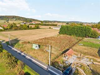 Prachtig gelegen bouwgrond voor open bebouwing zonder bouwverplichting in AmougiesLangs de Rue d’Orroir / Voie Verte in Amougies bevindt zich deze aantrekkelijk gelegen bouwgrond, geschikt voor het realiseren van een open bebouwing.Het perceel geniet van een bijzonder rustige en groene ligging, omgeven door het landelijke karakter van de omgeving. De mooie open zichten en de aangename setting maken dit een ideale locatie voor wie droomt van een vrijstaande woning in een oase van rust en groen.Een belangrijke troef is dat er geen bouwverplichting geldt. U bent dus niet verplicht om onmiddellijk te bouwen en kunt op eigen tempo uw toekomstige woonproject vormgeven.Hier krijgt u de mogelijkheid om een woning te realiseren die volledig aansluit bij uw eigen woonwensen en architecturale voorkeuren, op een locatie waar ruimte, privacy en prachtige vergezichten centraal staan.Een interessante opportuniteit voor zowel wie op zoek is naar de ideale locatie voor zijn toekomstige thuis als voor wie een mooi gelegen bouwgrond wenst aan te kopen zonder onmiddellijke bouwverplichting.Interesse in deze bouwgrond? Neem contact op met Emiel van Immo Beguin voor meer informatie of om een bezoek ter plaatse in te plannen.📧 emiel@immobeguin.be