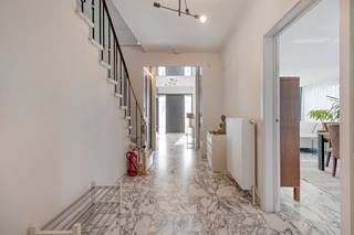 Stap binnen in deze prachtige, karaktervolle villa gelegen in een rustige buurt nabij de Spuikom, met een royale bewoonbare oppervlakte van 408...