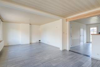 Deze gerenoveerde en instapklare woning, rustig gelegen aan de rand van het centrum van de gemeente Hulshout, omvat op het gelijkvloers een...