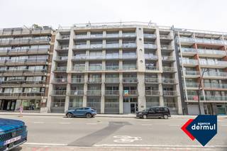 Ontdek dit smaakvol ingerichte appartement, gelegen op loopafstand van de zee en het centrum van Oostende. Dit appartement is gelegen op de tweede verdieping en heeft twee slaapkamers. Geniet van de charme van Oostende terwijl je profiteert van de vele voorzieningen in de buurt. Of je nu houdt van strandwandelingen, winkelen of culinaire ervaringen, hier heb je alles binnen handbereik! Dit appartement wordt gemeubeld verkocht onder het regime van erfpacht. Mis deze unieke kans niet! Maak nu een afspraak voor een bezichtiging en ontdek jouw nieuwe thuis aan de Belgische kust!