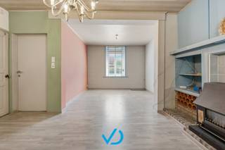 In het charmante en landelijke Westouter, wacht deze ruime woning op een nieuwe eigenaar die haar opnieuw tot leven wil brengen. Dankzij de rustige ligging geniet je dagelijks van het adembenemende Heuvelland, terwijl je toch op slechts 10 minuten van Ieper en Poperinge bent. De ideale combinatie van natuur, rust en een vlotte bereikbaarheid.<br /><br />Bij het binnenkomen word je verwelkomd in de inkomhal, die toegang geeft tot de keuken. Verder kom je terecht in de ruime en gezellige leefruimte, waar heel wat potentieel schuilt om een warme thuis te creëren. Aansluitend bevindt zich de lichtrijke veranda, een heerlijke plek om elk seizoen van het uitzicht op de tuin te genieten. Daarnaast beschikt de woning over een praktische berging/wasruimte met voldoende plaats voor extra opslag.<br /><br />Op de voute bevindt zich een ruime badkamer. Op de eerste verdieping vind je drie volwaardige en ruime slaapkamers, ideaal voor een gezin of om een thuisbureau in te richten. Bovendien is er nog een ruime zolder, perfect als extra stockageruimte of eventueel verder af te werken naar eigen wensen. Ook buiten heeft deze woning heel wat troeven. Zo beschikt ze over een ruime garage, verschillende handige bergruimtes en een zonnige tuin waar kinderen zorgeloos kunnen spelen of waar je in alle rust geniet van een gezellige barbecue of aperitief met familie en vrienden.<br /><br />Deze woning vraagt om een opfrissing, maar biedt tegelijk een uitstekende basis om met een doordachte renovatie een prachtige gezinswoning te creëren. Dankzij de ruime indeling, de mooie perceeloppervlakte en de unieke ligging is dit een opportuniteit die je niet wilt missen.<br /><br />Droom je van wonen in het prachtige Heuvelland en wil je een woning volledig naar jouw smaak afwerken? Dan is dit jouw kans! Contacteer ons vandaag nog en ontdek tijdens een bezoek zelf alle mogelijkheden die deze woning te bieden heeft.