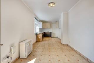 Dit appartement op de gelijkvloerse verdieping van Residentie Lavandou bevindt zich op een absolute toplocatie in het centrum van De Panne, vlakbij de markt.<br />Het pand dient gerenoveerd te worden, waardoor u de volledige vrijheid heeft om het naar uw eigen hand te zetten. <br /><br />Het appartement beschikt over een lichtrijke leefruimte met een open keuken, 1 comfortabele slaapkamer met een aanpalende badkamer, uitgerust met een inloopdouche, een lavabomeubel en een toilet.<br /><br />Dit appartement kan dienen als 2de verblijf of investering om te verhuren.<br />Tal van mogelijkheden!<br /><br /><strong>TROEVEN :</strong>
<ul>
<li>Lage syndicuskosten</li>
<li>Nabij de markt van De Panne</li>
<li>Kleinschalige residentie</li>
</ul>
<em>Let op: de foto’s met een sterretje rechtsonder zijn AI-gegenereerd om een beter beeld te geven van de mogelijke inrichting.</em>