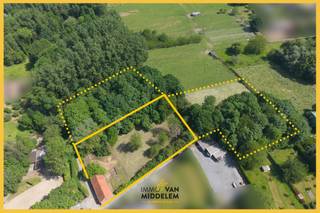 <strong>Immo Van Middelem verkoopt deze TE SLOPEN/TE HERBOUWEN woning op een perceel van ± 27a90ca, gelegen in agrarische zone, te Wambeek (Ternat). De unieke ligging, in een doodlopende straat, biedt ultieme rust en het genot van stilte van het bos, maar toch op wandelafstand van winkels en openbaar vervoer. Deze locatie is ideaal voor wie houdt van rust en toch dichtbij alle voorzieningen wenst te wonen! </strong><br /><br />Gezien er reeds een woning op het perceel staat kan er verbouwd/herbouwd worden onder het 6% btw-stelsel. <br />Optioneel aan te kopen ± 60a60ca agrarisch gebied.<br /><br />De huidige eigenaar heeft reeds een vergunning verkregen voor het slopen van huidige woning en het bouwen van een nieuwe woning. <br />De betreffende plannen zijn beschikbaar op ons kantoor. Deze omvatten een eengezinswoning (van ± 284m2) met maximaal twee bouwlagen <br />+ eventuele dak/zolderverdieping + gedeeltelijke onderkeldering.<br /><br />Indeling nog te bouwen woning: <br />- GELIJKVLOERS: inpandige garage, inkomhal (met vestiaire en wc), living, eetplaats, keuken, wasplaats.<br />- 1st VERDIEP: 3 slaapkamers, nachthal, wc, badkamer (met ligbad en douche). <br />- Zolder<br />- Kelder <br /><br />EPC huidige woning: 1.578 kWh/m².jaar - Label F (UC: 3741809).<br />Elektriciteit niet conform.<br />Vrij bij akte.
