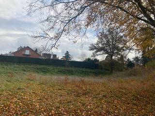 <strong>Landelijk wonen in Herent op een boogscheut van Brussel</strong><br /><br /> Perceel 9a 20ca. <br /> PRIJSVAST van 260.000,00 euro exclusief kosten; (Inbegrepen kosten: zie notaris.be)<br /> Bouwen op maat met Splendid kan ook<br /><br />Project Brusselsesteenweg in hartje Herent biedt heel wat mogelijkheden om jouw nieuwbouwwoning te realiseren. Deze bouwgrond voor een open-bebouwing is te koop zonder bouwverplichtingen.<br /><br />ℹ️ Wens je meer informatie of een afspraak? Bel ons dan nu op het nummer 011 45 82 30<br />💻 Meer projecten? Surf naar www.splendid.be. Samen maken we jouw woondroom waar.