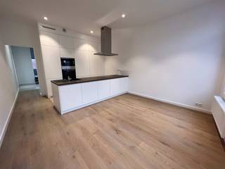 <p><span>Gerenoveerde duplex met authentieke elementen in hartje Mechelen</span></p>
<p><span> </span></p>
<p><span>Indeling </span></p>
<p><span> </span></p>
<p><span>Deze charmante duplex werd recent gerenoveerd met het oog op behoud van authentieke elementen. Hij bevindt zich op de tweede en derde verdieping van een kleinschalige residentie en is toegankelijk via de trap.</span></p>
<p><span>Bij het betreden van de duplex komt u terecht in een centrale hal die toegang biedt naar alle ruimtes. De open keuken, die volledig is uitgerust met vaatwasser, oven, koelkast en kookplaat, grenst aan de mooie eet- en leefruimte. De leefruimte bevindt zich enkele trapjes lager, waardoor je een heel gezellige, warme, knusse hoek kan creëren. In deze ruimte kan je alle prachtige authentieke balken bewonderen. Door de talrijke raampartijen worden deze ruimtes overgoten met natuurlijke lichtinval. Het terras bevindt zich achteraan en heeft een leuk uitzicht. Op de derde verdieping bevinden zich twee slaapkamers, die door het schuin dak en de houten balken een leuk warm gevoel weergeven, en de badkamer die voorzien is van inloopdouche en lavabo. </span></p>
<p><span> </span></p>
<p><span>Gemeenschappelijke lasten bedragen 50 euro per maand.</span></p>
<p><span> </span></p>
<p><span>Omgeving</span></p>
<p><span> </span></p>
<p><span>Het appartement is gesitueerd in hartje Mechelen, hierdoor kan u optimaal genieten van de Mechelse gezelligheid. De Korenmarkt, Ijzerleen en vismarkt zijn allen aanwezig op wandelafstand. </span></p>
<p><span> </span></p>
<p><span> </span></p>
<p><span> </span></p>