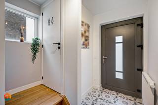 Op een uitstekende locatie te Itegem bevindt zich deze recent gerenoveerde woning met 3 slaapkamers en gezellige tuin. U geniet hier zowel van een ideale ligging vlakbij het centrum van Itegem met winkels, eet-en drankgelegenheden, scholen en het openbaar vervoer, alsook van een uitstekende bereikbaarheid.<br /><br />We betreden deze instapklare woning via de inkomhal met apart gastentoilet. De leefruimte geniet van veel lichtinval door de vele raampartijen en kunt u inrichten met een gezellige zithoek en aparte eetplaats. Hier is de open keuken mooi geïntegreerd in het geheel en voorzien van kwalitatieve toestellen.  De nachthal op de eerste verdieping geeft ons toegang tot 3 slaapkamers en de badkamer, uitgerust met een lavabo en douche. In de goed geörienteerde tuin  kunt u steeds in alle rust en privacy genieten van het mooie weer. Tot slot beschikt de woning nog over een praktische zolder, een kelder bij de keuken en een inpandige garage.<br /><br />Het gunstige EPC label, de conforme elektrische keuring en het feit dat de woning asbestveilig is maken deze woning tot een instapklare woning waar u zonder zorgen intrek in kan nemen! <br /><br />Dit is een uitstekende opportuniteit als u op zoek bent naar een instapklare woning met 3 slaapkamers te Itegem. Contacteer ons voor meer informatie op 0479 13 63 69 of neem een kijkje op www.boonstravastgoed.be . <br /><br />Bijzonderheden:<br />- Instapklaar<br />- 3 slaapkamers<br />- Uitstekende locatie