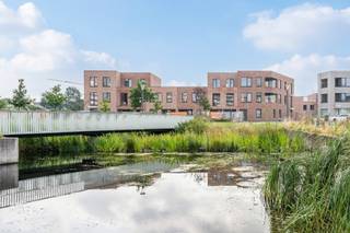 Moderne gesloten <strong><span>energiezuinige woning </span></strong>(<span>195 m²) </span>met 4 slaapkamers, 2 badkamers, een fietsenberging en tuin met west-oriëntatie. <br />Deze gesloten woning wordt gebouwd in een moderne, hedendaagse stijl. De woning beschikt over een perceel van 195 m². Op het gelijkvloers vind je de inkomhal met apart gastentoilet, berging, eetplaats en keuken. Op de eerste verdieping vind je de leefruimte, een slpk., een badkamer en een terras. Op de tweede verdieping zijn de drie andere slaapkamers, een badkamer en een aparte toilet.<br />De stadswoning is voorzien van vloerverwarming en warmtepomp! Bij elke woning hoort een vaste parkeerplaats in een ondergrondse parking. Deze dient apart bij aangekocht te worden.<br /><br />Meer info? Contacteer Christophe Blassieaux via 03 808 15 31 of Christophe.blassieaux@matexi.be<br /> 
