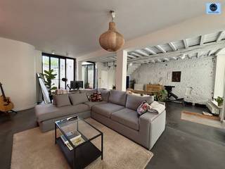 <p><span>KARAKTERVOLLE GERENOVEERDE WONING MET 4 SLAAPKAMERS</span></p><p><span>Vraagprijs : 325.000 euro</span></p><p><span> </span></p><p><span>Deze woning is gelegen in het centrum van Geraardsbergen en op een boogscheut van winkels, scholen en openbaar vervoer.</span></p><p><span> </span></p><p><span>De woning werd gerenoveerd met het oog op een harmonieus balans tussen authenticiteit en modern comfort.</span></p><p><span> </span></p><p><span>Deze woning heeft volgende indeling : </span></p><p><span> Op het gelijkvloers treft u de stijlvolle living met eetruimte en de geïnstalleerde keuken.  Verder treft u nog een toilet en een aangenaam terras.</span></p><p><span> Op de eerste verdieping treft u 2 ruime slaapkamers, een berging en de badkamer met inloopdouche, bad, dubbele lavabo en toilet.</span></p><p><span> Op de 2de verdieping vindt u de ruime nachthal met toegang tot de 2 andere slaapkamers.</span></p><p><span> </span></p><p><span>TROEVEN :</span></p><p><span>- Woning met veel uitstraling</span></p><p><span>- EPC B => Energiezuinige woning</span></p><p><span>- Elektriciteit conform AREI</span></p><p><span>- 4 slaapkamers </span></p><p><span> </span></p><p><span>Ideaal voor wie op zoek is naar charme en hedendaags comfort.</span></p><p><span>Kelder aanwezig.</span></p><p><span>De woning wordt verwarmd met centrale verwarming op aardgas en beschikt over dubbele beglazing in aluminium en hout.</span></p><p><span> </span></p><p><span>Voor meer info of bezoek stuur een mail naar <span>Dylan@svena.be</span></span><span> of bel 0489/54.69.99.</span></p><p><span> </span></p><p><span>De gegevens zijn louter informatief en wij kunnen niet aansprakelijk gesteld worden voor eventuele onjuistheden.</span></p><p><span>De bewoonbare oppervlakte is slechts indicatief.</span></p>