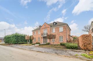 This stylish vicarage villa, built in 2010, is located on a beautiful corner plot of 1,022 m² in a quiet and residential area in Zonhoven. With...