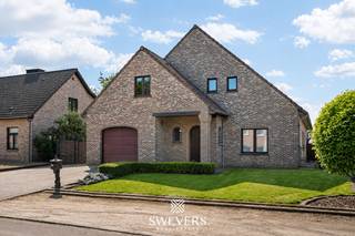 Voor meer info en foto’s, surf naar www.swevers.be – In een rustige woonwijk in Beverlo vind je deze instapklare open bebouwing op een perceel van 12a21ca. De woning biedt 405 m² bewoonbare oppervlakte, is volledig onderkelderd en beschikt over vier volwaardige slaapkamers. Dankzij vernieuwingen zoals ramen in 2025, 21 zonnepanelen en airco’s met warm/koudfunctie is ze energiezuinig en technisch up-to-date. De ruime leefruimte van bijna 40 m² sluit aan op een aparte keuken met toegang tot het terras. Op het gelijkvloers bevinden zich een slaapkamer, badkamer, berging en inpandige garage. Boven zijn drie slaapkamers van elk 16 m², een tweede toilet en extra bergruimte. De kelder van meer dan 135 m² bevat o.a. een garage met plaats voor twee auto’s, voorraadkelders en hobbyruimte. De zuidgerichte tuin biedt veel zon, privacy en ruimte voor buitenbeleving. Winkels, horeca en scholen liggen vlakbij. Kortom: een goed onderhouden gezinswoning met veel mogelijkheden, comfort en ruimte. Voor meer informatie, bel 011 255 155. Bron bewoonbare oppervlakte: EPC – verslag.