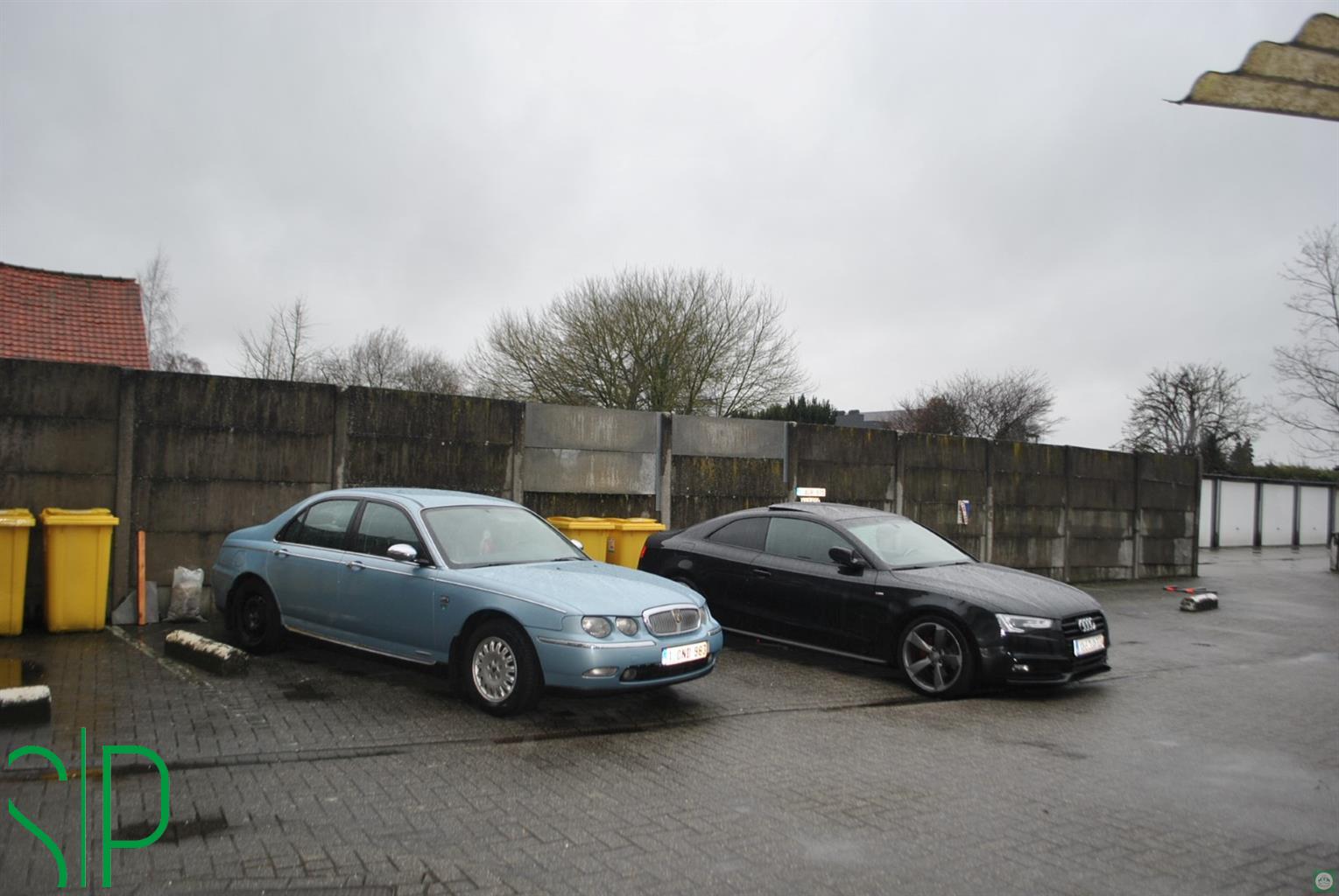 Open autostaanplaats gelegen achter appartementsgebouw in het centrum van Geel.  - foto 3