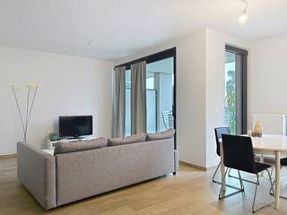 Modern en energiezuinig 1-slaapkamer appartement op de eerste verdieping (met lift) van dit mooi en vlot toegankelijk complex. Het appartement omvat een inkomhal, leefruimte met open, volledig geïnstalleerde keuken, 1 slaapkamer, badkamer (met douche en toilet) en wasplaats. Verder geniet dit appartement een overdekte terras zonder inkijk. Een compacte en handige indeling, aangename lichtinval en moderne materialen maken dit een zeer aangenaam appartement, en dit op een rustige locatie met al het nodige op fietsafstand. Tevens tal van faciliteiten en diensten zoals een tandartspraktijk, pilates studio en schoonheidssalon voorzien in het complex zelf. Ondergrondse autostaanplaats + ondergrondse berging + fietsenstallingen inclusief. Gemeenschappelijke kosten €75/maand.