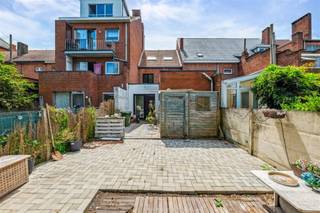 In Hasselt vinden we langs de Paters Adonsstraat, ter hoogte van nummer 9 deze op te frissen gezinswoning terug. De woning is gelegen op een...