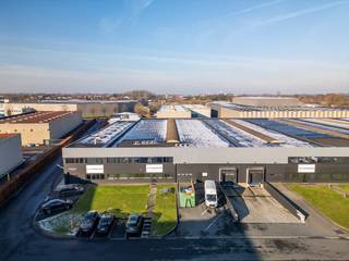 Bedrijfsgebouw te huur langs de E17 in Deerlijk.Het magazijn heeft een nuttige oppervlakte van ca. 451 m² en is voorzien van een 2 sectionale poorten.Specificaties:- Sectionale poort (zijkant - 4m H) ;- Sectionale poort (voorkant - 3m H) ;- polybetonnen vloer ;- geïsoleerde muren en geïsoleerd dak met doorlopende brede lichtstraten ;- TL-verlichting ;- vivox (stookolie) ; - vrije hoogte: ca. 6,3 m.Daarnaast beschikt het magazijn over een kantoorruimte van ca. 40 m² met een voorliggende parking. Bestaande uit een inkom, sanitair en burelen.Bent u op zoek naar een bedrijfsgebouw te huur bestaande uit een magazijn met burelen in Deerlijk? Aarzel dan zeker niet om ons te contacteren op het nummer 056 21 11 11!