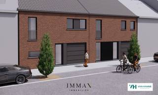 In een rustige en kindvriendelijke buurt van Sint-Kruis bevindt zich deze nieuwbouwwoning met zuidwestgerichte tuin, ideaal voor wie op zoek is naar een thuis op een centrale locatie. De woning ligt in een aangename straat met vlotte verbindingen naar winkels, scholen en het centrum van Brugge.<br /><br />Op het gelijkvloers vind je een inkomhal met vestiaireruimte, gastentoilet en een lichtrijke bureauruimte - leefruimte met eetruimte en open keuken dat toegang biedt tot de berging & wasplaats voorzien in de inpandige garage (22m²). De 1ste verdieping 3 ruime slaapkamers - extra dressingruimte - badkamer met ligbad, douche, toilet en dubbele lavabo. Het 2e verdiep, te bereiken via een vaste trap, biedt een 4e slaapkamer, hobbyruimte of opslagruimte van 34m²! <br /><br />Tot slot is de woning voorzien van hernieuwbare energie (lucht/water warmtepomp & zonnepanelen) en wordt deze verwarmd door middel van vloerverwarming. <br /><br />Voor verdere informatie contacteer Céline op 0476 60 60 23 of mail naar celine@immax.be