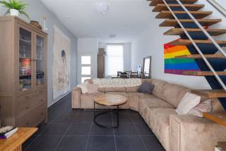 <p>Bent u op zoek naar een interessante investering of een comfortabele woning voor studerende kinderen? Dan is deze volledig gerenoveerde gesloten bebouwing aan de Wilgestraat 60 in Gent zeker een bezoek waard.</p><p>De woning onderging in 2021 een grondige renovatie en werd sindsdien zorgvuldig onderhouden. De voorbije jaren werd ze bewoond door de studerende kinderen van de eigenaar, waardoor ze perfect geschikt is als investering voor studentenhuisvesting, eigen bewoning of klassieke verhuur.</p><p>Op het gelijkvloers bevindt zich een aangename en ruime woonkamer die aansluit op de volledig ingerichte keuken. Dankzij de praktische indeling geniet u hier van een comfortabele leefruimte.</p><p>De eerste verdieping beschikt over een ruime slaapkamer en een verzorgde badkamer. Op de tweede verdieping bevinden zich nog twee volwaardige slaapkamers, waarvan één duplexkamer met een sfeervol slaapgedeelte onder het dak.</p><p>Troeven:</p><p>* Volledig gerenoveerd in 2021<br />* 3 ruime slaapkamers<br />* Ideaal als investering of voor studerende kinderen<br />* Ingerichte keuken<br />* Centrale verwarming op aardgas<br />* Elektrische installatie conform<br />* EPC-label C<br />* Geldig conformiteitsattest aanwezig<br />* Gelegen op een gunstige locatie nabij scholen, universiteiten, openbaar vervoer en alle voorzieningen</p><p>Interesse in deze instapklare woning met uitstekende verhuurmogelijkheden? <br />Plan nu een bezoek op ons 1ste bezoekmoment op dinsdag 9 juni!</p>