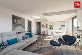 Deze energiezuinige en lichtrijke penthouse is rustig gelegen en biedt prachtige vergezichten met terrassen rondom die zonlicht genieten...