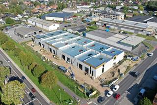 Op zoek naar een bedrijfsruimte waarin u meteen kan starten?<br />Bedrijvenpark <strong>"URSUS"</strong> biedt 17 KMO-units te koop, met oppervlaktes tussen 175 m² en 227 m² (samenvoegbaar tot grotere oppervlaktes). <br /><br />Inbegrepen in uw unit waardoor u meteen aan de slag kan:<br />- 4 lichtpunten<br />- sectionale poort<br />- waterkraan<br />- keuring water & elektriciteit<br />- 2 stopcontacten <br /><br />De casco magazijnen (en eventueel bijhorende kantoren) zijn opgebouwd uit geprefabriceerde geïsoleerde sandwichelementen in beton of metalen sandwichpanelen of een combinatie van beide. De loodsen, allen brandklasse B, hebben een vrije hoogte van +/- 6 meter en zijn toegankelijk via een automatische sectionale poort (al dan niet met een aparte toegangsdeur en glaspartij) en zijn voorzien van een lichtstraat. De duurzame bedrijfsgebouwen zijn gelegen in industriegebied voor ambachtelijke bedrijven en KMO's en zijn geschikt voor zowel opslag, productie, verwerking van goederen, groothandel, transport -en distributieactiviteiten, ... <br /><br />Fantastisch gelegen nabij het centrum van Meulebeke en Tielt, op amper 4 km van de Brugsesteenweg (N50) en op slechts 5 km van de Pittemsesteenweg (N37) met een vlotte verbinding naar de E403 op- en afrit 8 Roeselare-Beveren.<br />De units 1 tot en met 10 genieten van een uitstekende zichtbaarheid vanaf de Randweg. Per unit zijn er minstens twee privatieve parkeerplaatsen voorzien.<br /><br />Oplevering voorzien: Q4 2026<br /><br />Per unit zijn er minstens twee privatieve parkeerplaatsen voorzien.<br />Er zijn ruime parkeer- en manoeuvreerruimte voorzien op het terrein. <br /><br />Contacteer <strong>PANORAMA B2B</strong> voor bijkomende inlichtingen, plannen of een vrijblijvend plaatsbezoek <strong>050 300 800</strong>.