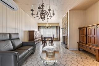 Voor meer info en foto’s, surf naar www.swevers.be – In een rustige en residentiële buurt in Tessenderlo-Ham ontdek je deze halfopen gezinswoning...