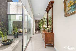 Dit schitterend en lichtrijk gelijkvloers appartement werd gebouwd in 2014 en beschikt over een heel ruim terras en een centrale patio.<br /><br />Het energiezuinig karakter (energielabel label B), gecombineerd met alle hedendaags comfort en een ruime vloeroppervlakte van 143m² (exclusief terras van 78m²) maken van dit pand een zeldzaam pareltje.<br /><br />Het appartement bevindt zich op wandelafstand van alle winkels, scholen, openbare diensten &vervoer in het centrum van Oostkamp en geniet van volgende indeling:<br /><br />Een inkomhal met gastentoilet, een privatieve berging annex technische ruimte, twee ruime slaapkamers, beide uitgevend op een lichtrijke patio, een comfortabele badkamer en een ruime leefruimte met open volledig ingerichte keuken en aansluitend ruim terras.<br /><br />In het gebouw is een gemeenschappelijke berging aanwezig, tevens dienstig als teller lokaal.<br /><br />De elektrische installatie en overige technieken zijn conform.<br /><br />De kleinschalige residentie geniet van een lage gemeenschappelijke kostenstructuur.<br /><br />Dit appartement is momenteel verhuurd aan 905 Euro per maand te verhogen met 25 Euro per maand (provisie gemeenschappelijke kosten).<br />Bel voor een afspraak! 050 82 37 71