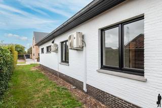 Karakteristieke, gerenoveerde en mooi gelegen villa met o.a. 3 slaapkamers, riante leefruimte, inpandige garage en gezellig ingerichte,...