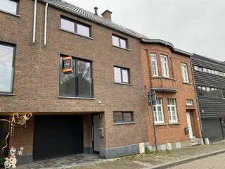 <strong>Maison 2-façades spacieuse avec 5 chambres, construite récemment (2018), idéalement située à Moorsel, à 1,5 km du centre de Sterrebeek et à 3 km du centre de Tervuren.</strong><br />Rez-de-chaussée : hall d’entrée, garage, débarras et buanderie.<br />Premier étage : Hall avec WC séparés, living, cuisine entièrement équipée et terrasse (ouest).<br />Deuxième étage : Hall de nuit avec WC séparés, 4 chambres et salle de bains.<br />Grenier : chambre spacieuse.