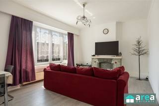 <h2><span>2-slpk appartement op centrale locatie in Berchem</span></h2><p><span>Ligging:</span><span> Dit 2-slaapkamerappartement is gelegen op een strategische en uiterst bereikbare locatie aan de Diksmuidelaan in Berchem. Dankzij deze centrale ligging bevindt u zich hier op een boogscheut van het station Antwerpen-Berchem en diverse openbaar vervoersverbindingen. In de directe nabijheid geniet u van een gevarieerd aanbod aan winkels, supermarkten en gezellige eetgelegenheden. Bovendien bent u met de wagen via de Singel en de Antwerpse Ring in een mum van tijd op weg naar het stadscentrum of de omliggende regio's. </span></p><p><span>Indeling:</span><span> U betreedt de woning via de centrale inkomhal (6,5m²), die is uitgerust met een handige berging en direct toegang biedt tot alle ruimtes. Aan de voorzijde bevindt zich de lichtrijke leefruimte (21m²) met daarnaast de functionele keuken (6,5m²). Centraal in het appartement ligt de douchekamer (2,5m²) met wc. Verder beschikt de woning over twee slaapkamers (15m² & 7,5m²), waarvan de ruime hoofdslaapkamer rustig aan de achterzijde is gelegen. </span></p><p><span>Momenteel is het appartement verhuurd aan 680€/maand, dit kan echter verhoogd worden.</span></p><p><span>De gemeenschappelijke kosten bedragen ongeveer 100€/maand incl. licht en onderhoud gemene delen alsook provisie water.</span></p><p><span>Ideaal dus om zelf te wonen of als investering.</span></p><p><span> </span></p><p><span>Troeven:</span></p><p><span>- Lichtrijk</span></p><p><span>- EPC 331 kWh/m² jaar</span></p><p><span>- Huidig netto-rendement van 4%</span></p><p><span>- 68m² cfr. EPC</span></p><p><span> </span></p>