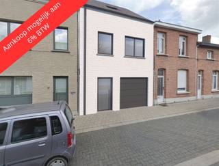 <p><span>Aankoop mogelijk aan 6% BTW! Deze prachtige energiezuinige nieuwbouwwoning is ideaal gelegen in het centrum van Schoten, op wandelafstand van winkels, scholen en openbaar vervoer. De woning combineert modern comfort met een duurzame bouwkwaliteit.</span></p><p><span>Op het gelijkvloers bevindt zich een lichtrijke leefruimte met open, volledig ingerichte keuken die uitgeeft op de tuin. De woning beschikt over 4 ruime slaapkamers en 2 stijlvolle badkamers, ideaal voor gezinnen of wie extra ruimte zoekt voor bureau of hobbykamer.</span></p><p><span>Dankzij de warmtepomp, zonnepanelen, hoogwaardige isolatie en ventilatiesysteem D geniet u van een laag energieverbruik en optimaal wooncomfort. Verder beschikt de woning over een garage en een verfijnde afwerking met kwalitatieve materialen.</span></p><p><span>Een instapklare, toekomstgerichte woning op een topligging in het centrum van Schoten.</span></p>