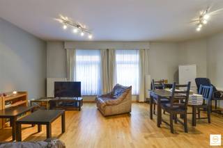 <p><span>Zeer mooi gelijkvloers appartement in het historisch Antwerpen en op wandelafstand van het hippe Eilandje. Dicht bij openbaar vervoer, scholen, universiteiten en het bruisende leven van het stadscentrum.</span></p><p><span>Dit recent nieuwbouwappartement is met alle comfort afgewerkt. Over heel het appartement ligt er een mooie kwaliteitsvolle parketvloer, alle ramen zijn voorzien van elektrische rolluiken, volledig ingerichte keuken en een mooi afgewerkte badkamer met 2 lavabo's, ligbad met douche. De badkamer grenst aan de ruime kamer. Aparte gastentoilet. Gemeenschappelijke kosten bedragen slechts 100/maand. </span></p><p><span>Individuele verwarming op gas. Berging en gemeenschappelijke fietsenberging aanwezig.</span></p>