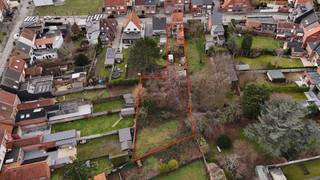 <p>Het verrassend grote perceel dat bij deze woning hoort zorgt voor mogelijkheden tot houden van dieren, combinatie wonen en werken,...<br /><br />Indeling: inkomhal, leefruimte, keuken, veranda en berging , 3 slaapkamer en vaste trap naar bergzolder met mogelijkheid tot extra slaapkamer. <br />ER ZIJN PLANNEN VOOR VOLLEDIGE HEROPBOUW VAN DE WONING.<br />Voorziene nieuwe indeling: Inkom, leefruimte met zithoek en eetplaats, open keuken, berging, trap, 2 slaapkamers en badkamer en trap naar tweede verdieping. <br /><br />Buiten: voortuin, doorgang naar achtertuin en omheinde achtertuin. <br /><br />Contacteer Bonne Vastgoed 7 op 7 voor de prijs en meer info via 0468/10.40.40 of info@bonnevastgoed.be</p>