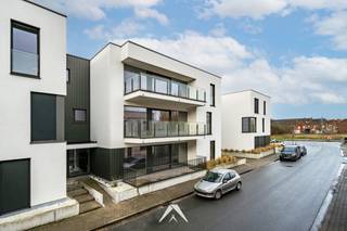 <p>In de eigentijdse en kleinschalige Residentie Carpe Diem wordt dit<span> </span><strong>ruime gelijkvloerse appartement van 152 m²</strong><span> </span>aangeboden. Het appartement combineert comfort, functionaliteit en kwaliteit met een doordachte indeling die afgestemd is op hedendaags wonen.</p>
<p>Via de inkomhal met vestiaire- en gastentoilet bereikt u de lichtrijke en ruime leefruimte, die naadloos aansluit op het terras. De voorziene keukenruimte sluit logisch aan op de leefruimte en beschikt over een aansluitende berging, ideaal voor het inrichten van een bijkeuken.</p>
<p>Aan de rustige achterzijde bevinden zich 3 volwaardige slaapkamers en een badkamer met ligbad, inloopdouche en dubbele lavabo.<br />De afwerking is kwalitatief en tijdloos, en biedt<span> </span><strong>ruimte voor een persoonlijke invulling qua inrichting en afwerking.</strong></p>
<h4>Indeling en troeven:</h4>
<p>✅<span> </span>152 m² bewoonbare oppervlakte op het gelijkvloers<br />✅<span> </span><strong>Lichtrijke leefruimte met directe toegang tot het terras</strong><br />✅ Keukenruimte met<span> </span><strong>aparte keukenberging of mogelijkheid tot bijkeuken</strong><br />✅<span> </span><strong>3 volwaardige slaapkamers</strong><br />✅<strong><span> </span>Badkamer met ligbad, inloopdouche en dubbele lavabo</strong><br />✅ 2 aparte toiletten (gastentoilet en nachthal)<br />✅ Praktische,<span> </span><strong>aparte wasplaats/technische berging</strong><br />✅ <strong>Ruim privéterras</strong><br />✅<strong><span> </span>Kelderberging van inbegrepen</strong></p>
<h4>Comfort en energie:</h4>
<p>✅ Energiezuinige constructie met ventilatiesysteem<br />✅ Centrale verwarming op gas<br />✅ Dubbele beglazing en goede isolatie<br />✅ Mogelijkheid tot aankoop van een garage of autostaanplaats</p>
<p>Dit appartement biedt u een<span> </span><strong>kwalitatieve woonoplossing met ruimte voor eigen keuzes</strong>, in een rustige, doch vlot bereikbare omgeving.</p>
<p>Interesse of graag een bezoek ter plaatse? Neem gerust contact met ons op.<br /><br /><em>(Vraagprijs is excl. btw. Foto's met meubels zijn van het modelappartement)</em></p>