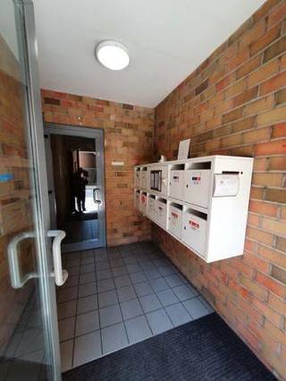 Dit gezellige appartement bevindt zich op een toplocatie, net buiten het bruisende centrum van Leuven. Je geniet hier van een vlotte bereikbaarheid dankzij de nabijheid van de ring en de oprit van de E314.<br />Het appartement biedt alles wat je nodig hebt voor aangenaam wonen, en als extra troef beschik je over een eigen autostaanplaats – geen parkeerzorgen dus!<br />Kortom: de perfecte combinatie van rust, bereikbaarheid en stadsleven binnen handbereik.