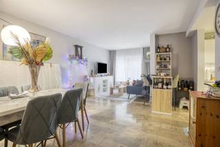 A VENDRE : Appartement d'une chambre au rez-de-chaussée, idéalement situé à Runkst (Hasselt)Bienvenue dansce charmant appartement au rez-de-chaussée,...