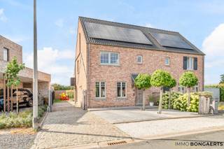 Deze half-vrijstaande woning in landelijke stijl is rustig gelegen op een perceel van 4a38ca te Tongerlo (Bree). De woning is volledig afgewerkt en voorzien van alle comfort. <br /><br />Indeling gelijkvloers: <br />Inkomhal, gastentoilet, leefruimte met open keuken en berging/wasplaats. <br /><br />Indeling verdieping: <br />Nachthal, 2 slaapkamers (waarvan één met dressing), badkamer en apart toilet. <br /><br />Indeling zolder: <br />Derde slaapkamer met dressing <br /><br />Extra troeven: <br />- Zeer gunstig EPC <br />- Elektriciteit conform<br />- Recente airco's<br />- Verwarmd op aardgas <br />- Voorzien van zonnepanelen <br />- Knappe tuinberging<br />- PVC ramen met dubbele beglazing <br />- Volledig omheinde tuin met automatische poort