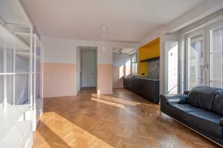 <span><strong>Appartement van ca. 66m² met prachtig zicht over het Stadspark.</strong><br /><br /><strong>Indeling:</strong><br />De inkomhal verleent toegang tot de prachtige leefruimte met <strong>geïnstalleerde open keuken</strong> voorzien van alle comfort! Dankzij de brede raampartijen en zijn hoekligging, geniet het appartement in elke ruimte van <strong>ongezien veel daglicht </strong>en <strong>een mooi uitzicht op het Stadspark</strong>.<br />Achteraan, de slaapkamer met toegang tot de badkamer. De badkamer is voorzien van een inloopdouche, wastafel, toilet en een aansluiting voor een wasmachine/droogkast. Via de badkamer bereikt men het <strong>terrasje</strong>. <br /><br /><strong>Bijzonderheden:</strong><br /><em><b>EPC</b> label <b>D</b>;<br />Elektriciteit <strong>conform;<br />Dak en gevel recent gerenoveerd (2022);</strong><br />Gemeenschappelijke kosten: ca. 100,- EUR per maand [Beheer; blokpolis; verbruik / onderhoud van de gemeenschappelijke delen (incl. lift)]<br />Provisie koud/warm water en verwarming: ca. 170,- à 200,- EUR per maand, sterk afhankelijk van uw verbruik (gebaseerd op verbruik van huurder)</em><br /><strong><br />Ligging:</strong><br />Uiterst centraal gelegen aan het <strong>Stadspark</strong> en op minder dan 10min wandelen van de <strong>Keyserlei en de Meir</strong>. Dichtbij openbaar vervoer, bakkers, supermarkten, apotheek, artsen, scholen, vélostations, scholen en hippe cafeetjes... kortom... <strong>alles op wandelafstand!</strong><br /></span>