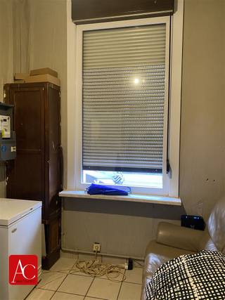 <p>Zeer centraal gelegen starterswoning met 2 slaapkamers en zolderruimte.</p><p>Dit totaal te renoveren pand is op zoek naar een paar gouden handen die van dit huis terug een echte thuis wil maken, <br />gelegen op een steenworp van de Grote Markt met tal van buurtwinkels en openbaar vervoer en scholen.<br />De indeling is als volgt: inkomhal, bureau, leefruimte, keuken, badkamer, toilet, bergruimte.<br />Op de eerste verdieping vinden we nog 2 ruime slaapkamers en toegang naar de zolderruimte die eventueel<br />ook kan dienen als extra slaapkamer of hobbyruimte.</p><p>De woning beschikt over een EPC label F, bijgevolg rust er een renovatieplicht op het goed, waarin de koper binnen de 6 jaar verplicht is om energetisch<br />te renoveren naar minstens energielabel D.</p><p>Neem vandaag nog contact op om deze woning te bezichtigen.</p>