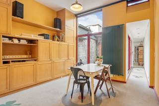 Investeren én wonen in het hart van Leuven? Deze karaktervolle woning in de Ierse Predikherenstraat 53 biedt een unieke opportuniteit voor ouders met studerende kinderen.<br /><br />Gelegen op een toplocatie midden in de bruisende studentenstad Leuven bevindt u zich hier op wandel- en fietsafstand van universiteiten, hogescholen, ziekenhuis, openbaar vervoer en het levendige stadscentrum. Een ideale uitvalsbasis voor studerende jongeren in combinatie met het comfort van een echte thuis of een gezinswoning met karakter.<br /><br />De woning zelf straalt warmte en karakter uit. Bij binnenkomst valt meteen de lichtrijke inkomhal op waar het gebruik van drie verschillende materialen zorgt voor een speels en stijlvol geheel. Dit geeft de woning een unieke uitstraling. Tussen de zithoek en de eetkamer vindt u een knusse koer.<br /><br />Met drie volwaardige slaapkamers is deze woning perfect geschikt voor uw gezin of voor uw studerende kinderen. Eén van de kamers beschikt bovendien over een charmante mezzanine.<br /><br />De badkamer is praktisch en aangenaam ingericht met een inloopdouche. De leefruimtes bieden een gezellige omgeving om samen te ontspannen na een drukke dag.<br /><br />Een belangrijke troef is de ruime kelder. Perfect om in te richten als werk- of hobbyruimte of gewoon voor extra opslag. <br /><br />Kortom, deze woning combineert een uitstekende ligging met comfort en karakter. Ze vormt ook een slimme investering in de toekomst van uw studerende kinderen.$<br /><br />Mits kleine ingrepen heeft deze woning een gunstig EPC-label.<br /><br />Grijp deze kans en ontdek zelf het potentieel van wonen in Leuven. Boek een bezoekmoment in via onze site of bel Philippe op 0470/308.563.