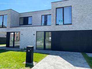 Ontdek deze prachtige, kwalitatief afgewerkte nieuwbouwwoning in het charmante en rustige Hansbeke. Dankzij de moderne architectuur,...