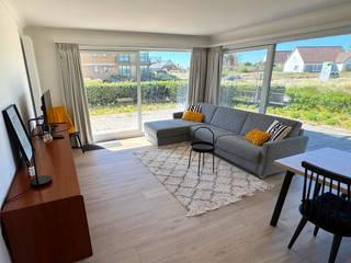 Instapklaar hoekappartement vlak bij duinen en strandModern en gemeubeld gelijkvloers hoekappartement voor 4 pers. Het omvat een lichtrijke,...