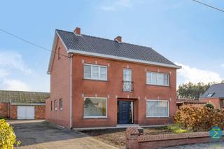 Deze landelijk gelegen ruime woning bevindt zich op een perceel van 1.943m² met een vergund bijgebouw van ca. 220m².<br /><br />De centrale inkomtraphal geeft rechts toegang tot de woonkamer en een bureauruimte aan de linkerzijde. Aansluitend bij de living treft men de ruime keuken met eethoek, toegang tot de kelder en grote veranda, alsook een sas met apart toilet en de badkamer met inloopdouche en wastafelmeubel.<br />Op de verdieping bevinden zich de vier royale slaapkamers en leidt een vast trap naar de zolder, dewelke de mogelijkheid biedt tot het inrichten van bijkomende kamers.<br /><br />Voor wie nood heeft aan een werkruimte, atelier of opslagruimte, voorziet dit eigendom achteraan een groot bijgebouw met inpandige garage, alsook voldoende parkeergelegenheid.<br /><br />Tevens is er een mogelijkheid om het geheel op te splitsen, zodat de woning kan behouden blijven op een perceel van 1.115m² en aan de linkerzijde een bouwkavel van 898m² kan gecreëerd worden (verkavelingsvergunning).<br /><br />Specificaties:<br />- Rustige, landelijke ligging<br />- Schrijnwerk: aluminium en hout<br />- Rolluiken rondom<br />- EPC: 596 kWh/ (m² jaar) - F-label<br />- Multifunctioneel bijgebouw