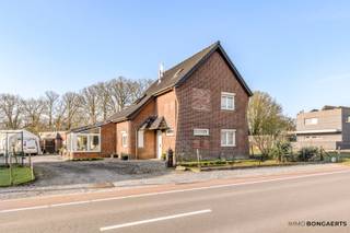 Te renoveren woning op 10a79ca langs de Muisvenstraat in Gruitrode. <br /><br />De woning is momenteel verhuurd en als volgt ingedeeld: <br />- Voorraadkelder <br />- Gelijkvloers met inkomhal, eetkamer, woonkamer, keuken, badkamer en veranda<br />- Verdieping met nachthal, twee slaapkamers en toilet/verwarmingsruimte<br />- Zolder<br /><br />Het perceel is zuid georiënteerd en beschikt over een straatbreedte van ongeveer 30 meter.